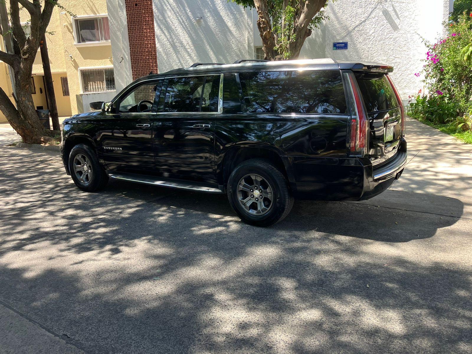 Chevrolet Suburban color negra línea nueva, SUV grande de 7 pasajeros con tres filas de asientos — foto 4