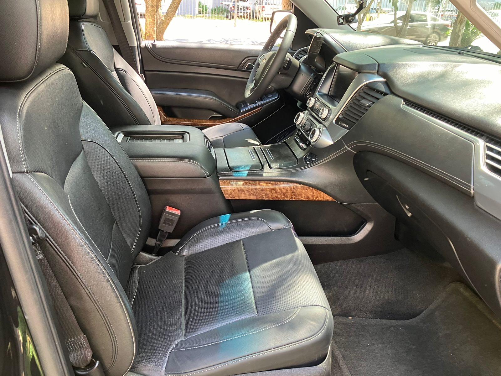 Chevrolet Suburban color negra línea nueva, SUV grande de 7 pasajeros con tres filas de asientos — foto 2