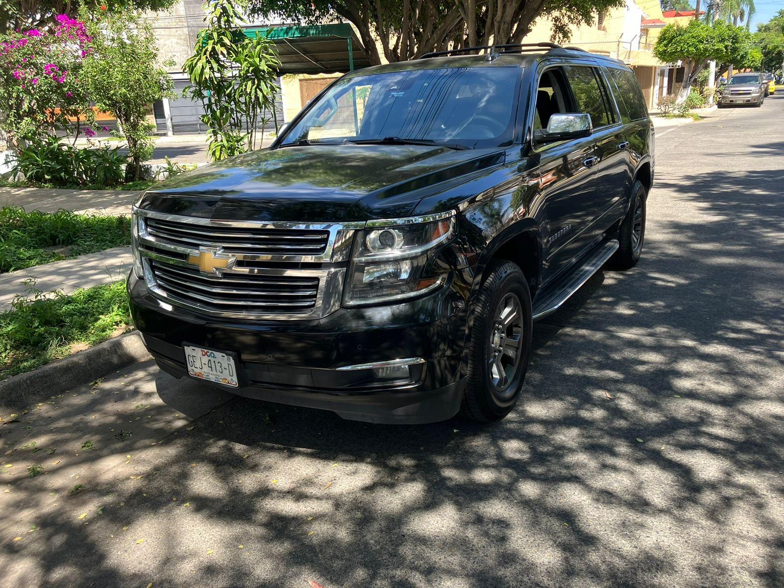 Chevrolet Suburban color negra línea nueva, SUV grande de 7 pasajeros con tres filas de asientos — foto 3