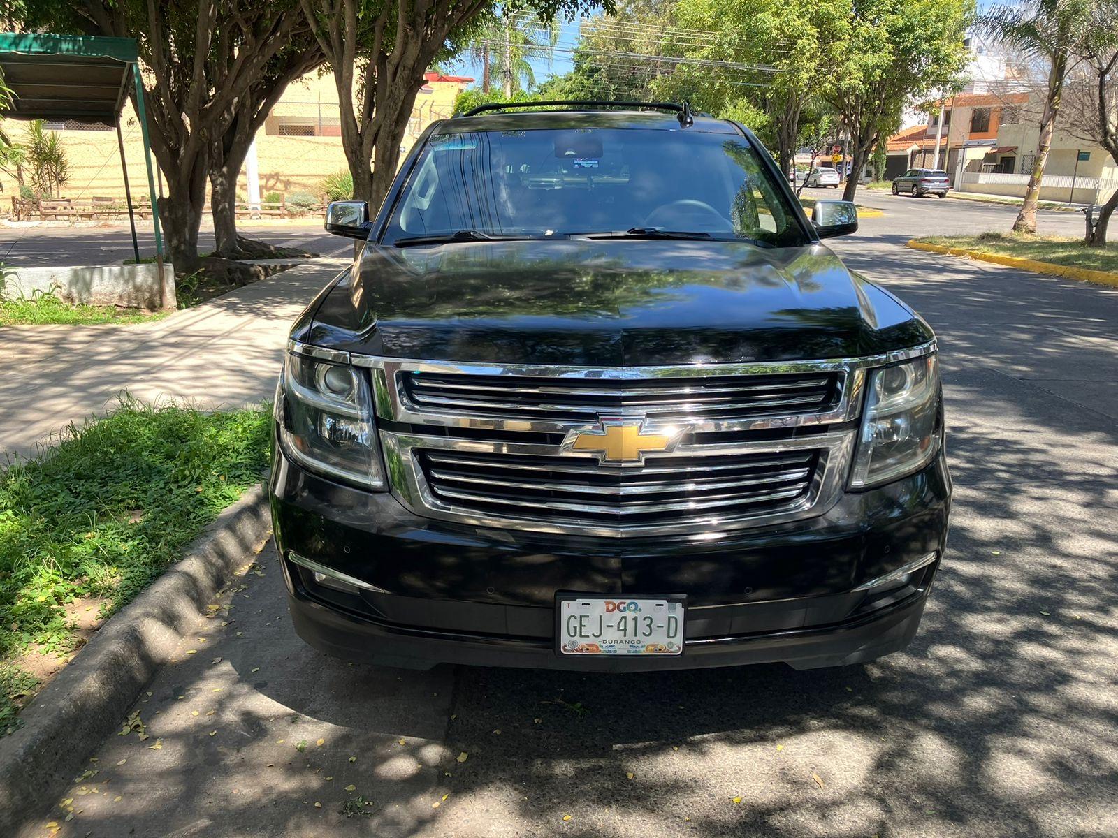 Chevrolet Suburban color negra línea nueva, SUV grande de 7 pasajeros con tres filas de asientos — foto 5