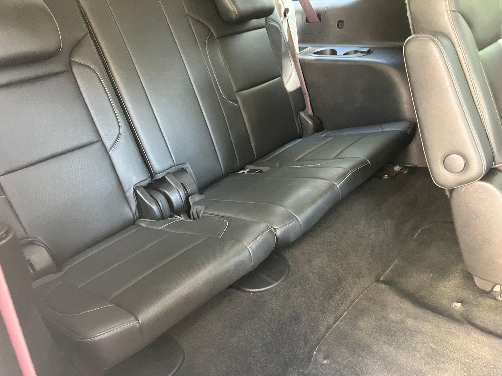 Chevrolet Suburban color negra línea nueva, SUV grande de 7 pasajeros con tres filas de asientos — foto 6