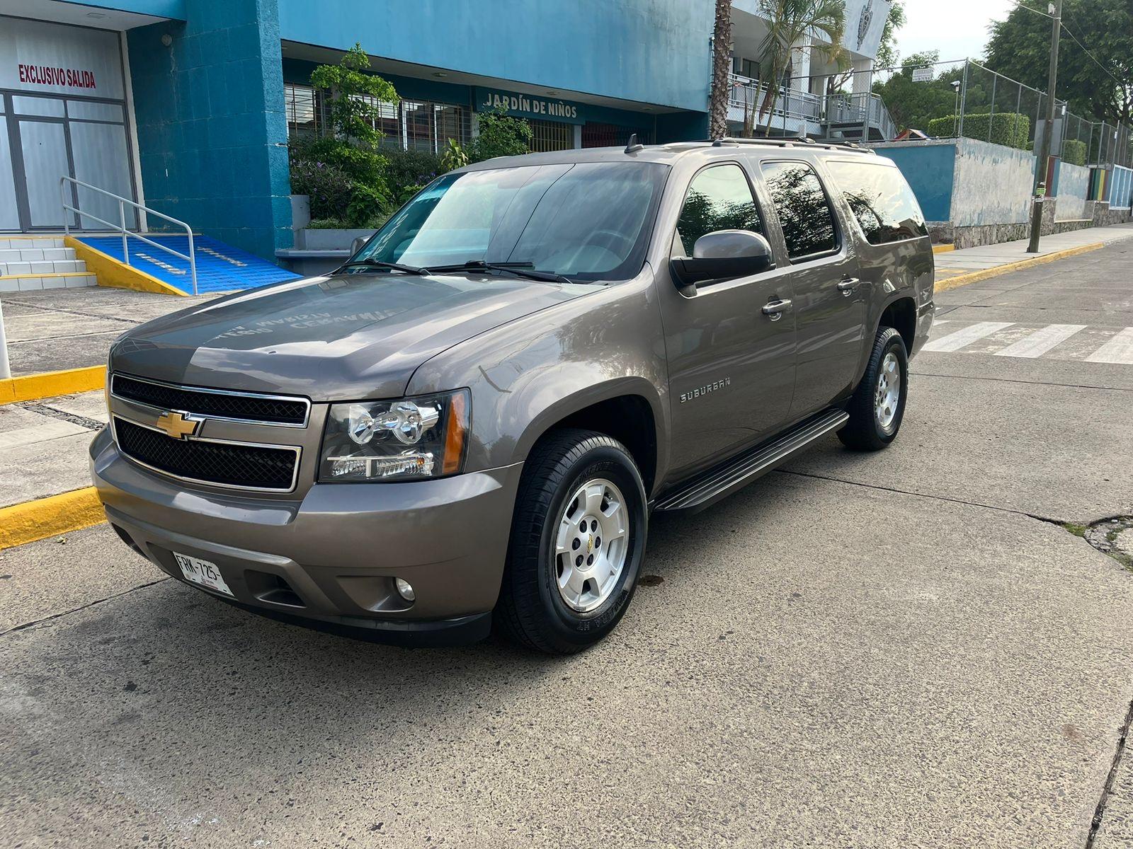 Chevrolet Suburban color champagne, SUV grande de 8 pasajeros con tres filas de asientos — foto 2