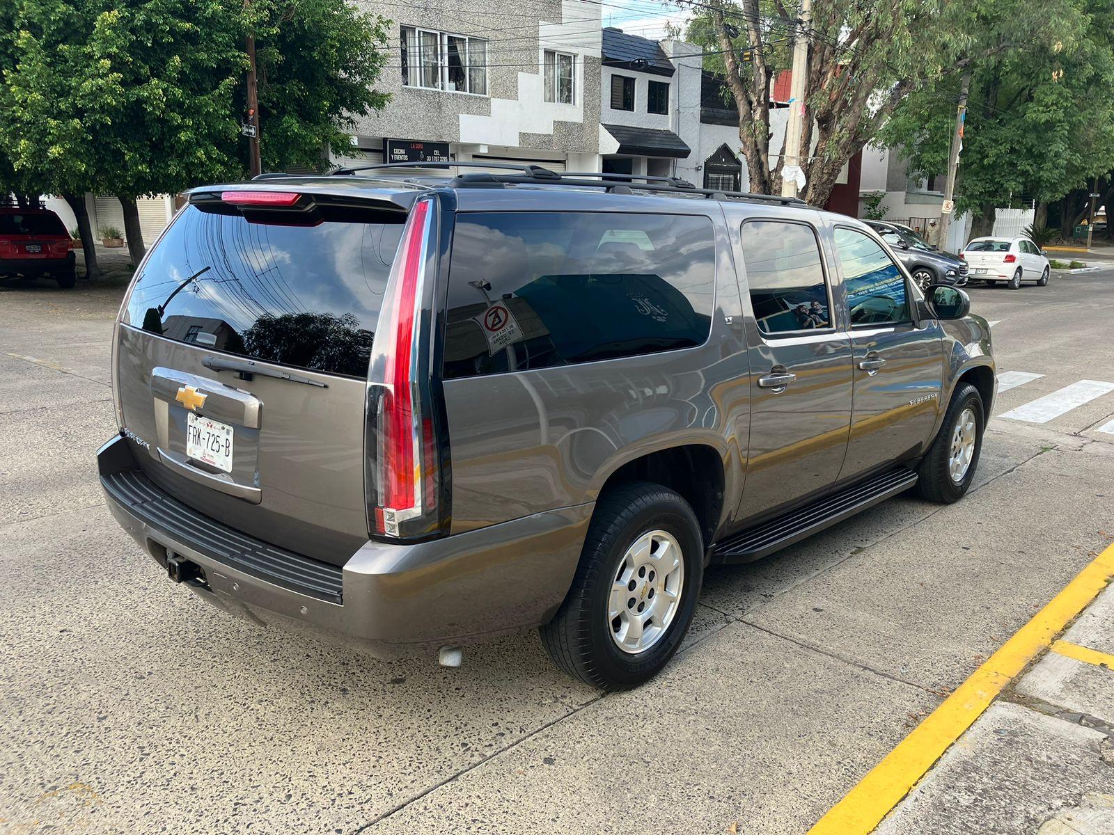 Chevrolet Suburban color champagne, SUV grande de 8 pasajeros con tres filas de asientos — foto 3