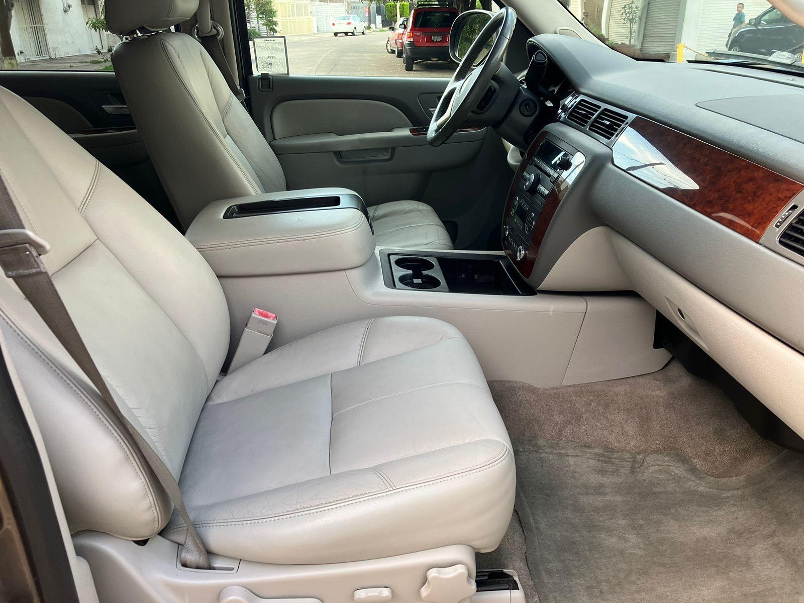 Chevrolet Suburban color champagne, SUV grande de 8 pasajeros con tres filas de asientos — foto 4