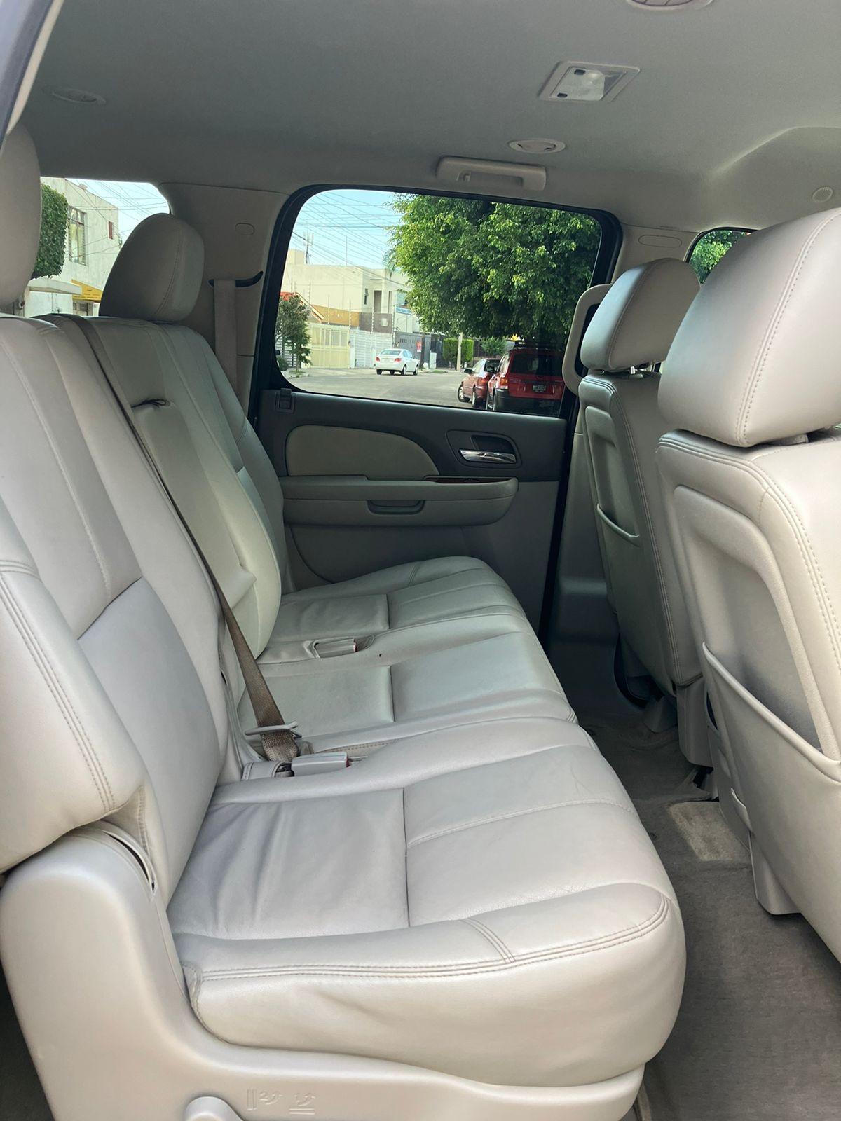 Chevrolet Suburban color champagne, SUV grande de 8 pasajeros con tres filas de asientos — foto 5
