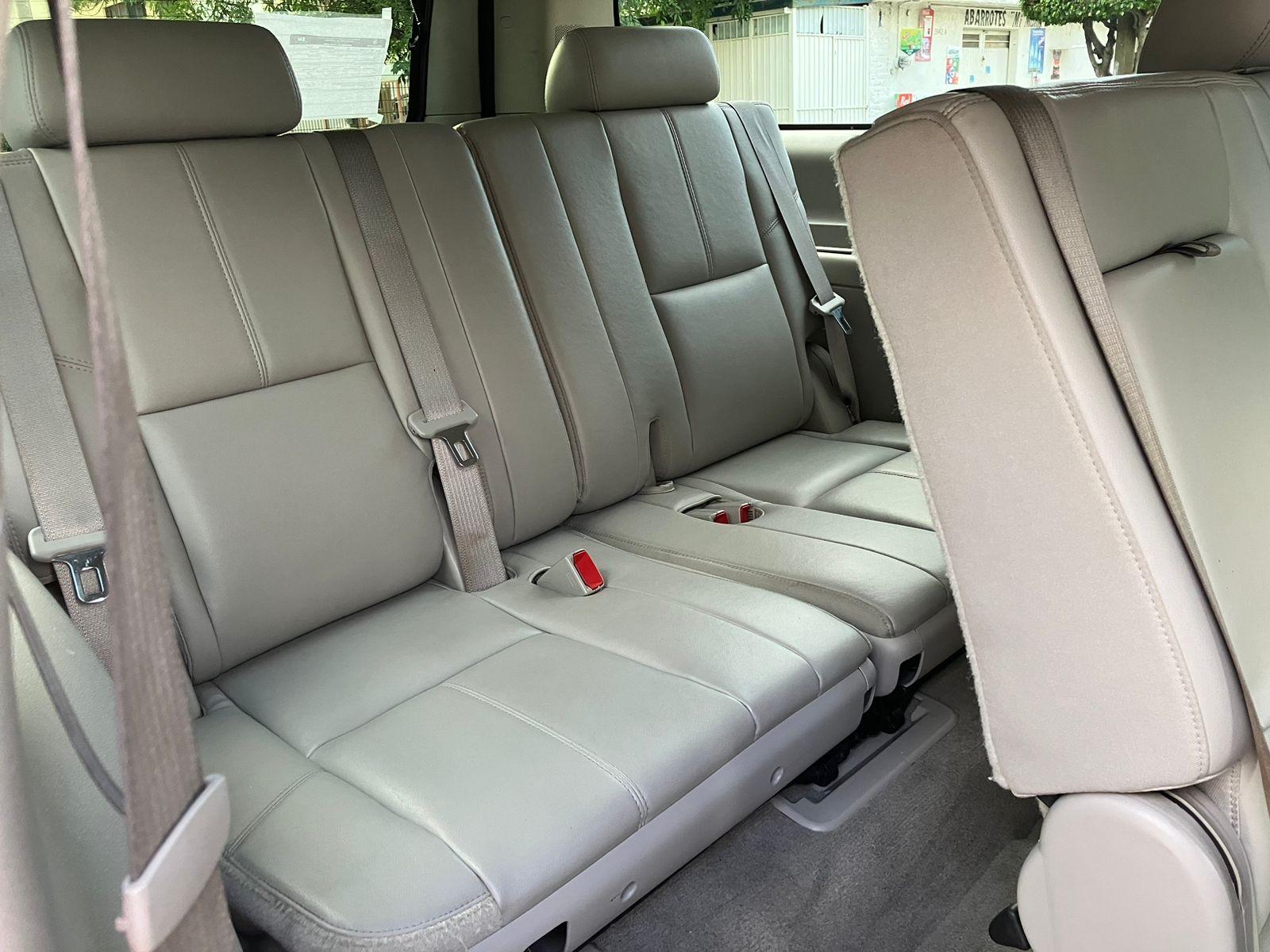 Chevrolet Suburban color champagne, SUV grande de 8 pasajeros con tres filas de asientos — foto 6