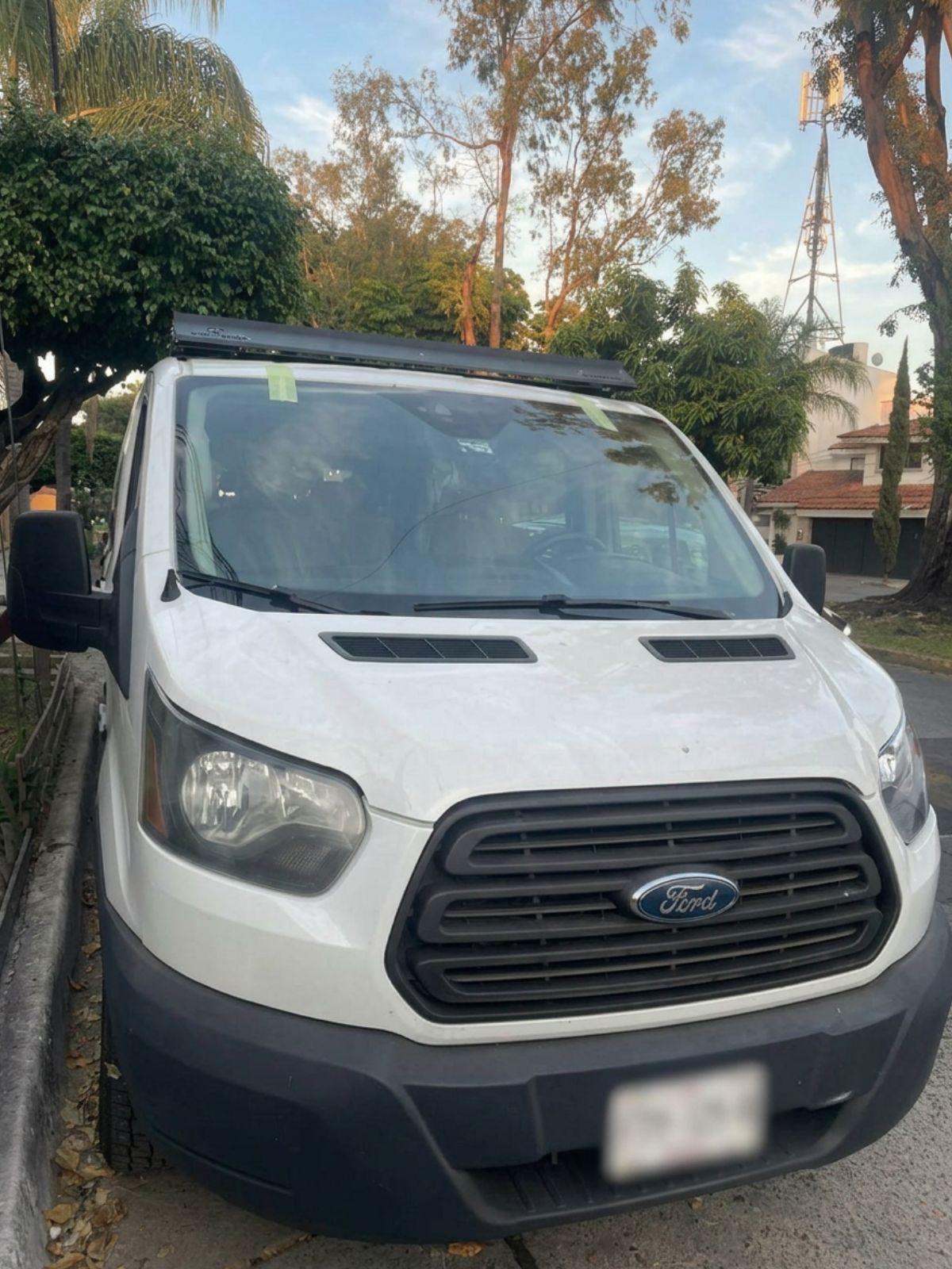 Ford Transit blanca, van de 15 pasajeros, vista exterior 3/4 frontal — foto 2