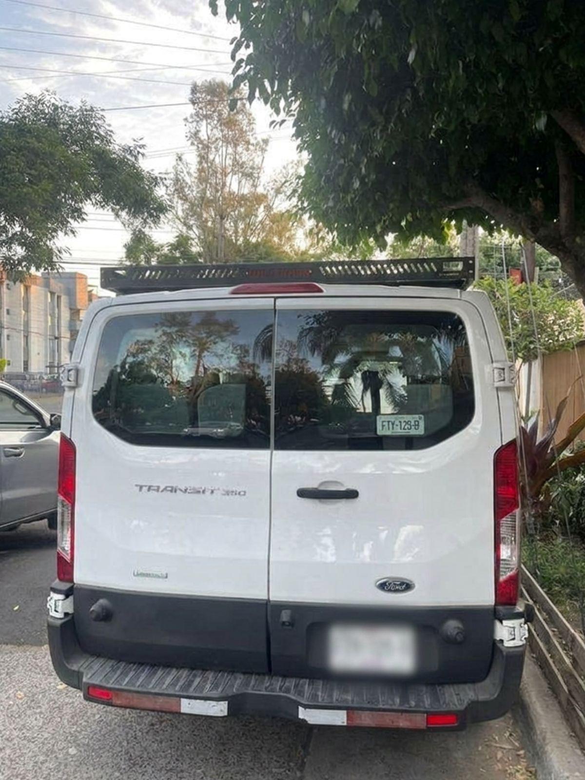 Ford Transit blanca, van de 15 pasajeros, vista exterior 3/4 frontal — foto 3