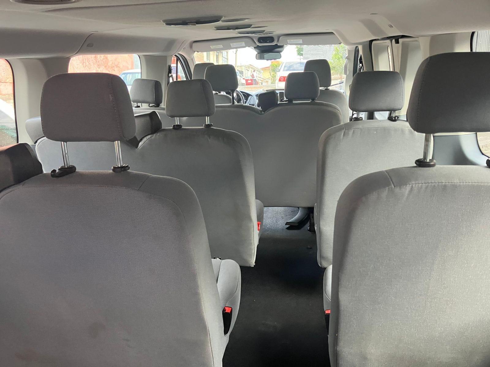 Ford Transit blanca, van de 15 pasajeros, vista exterior 3/4 frontal — foto 4
