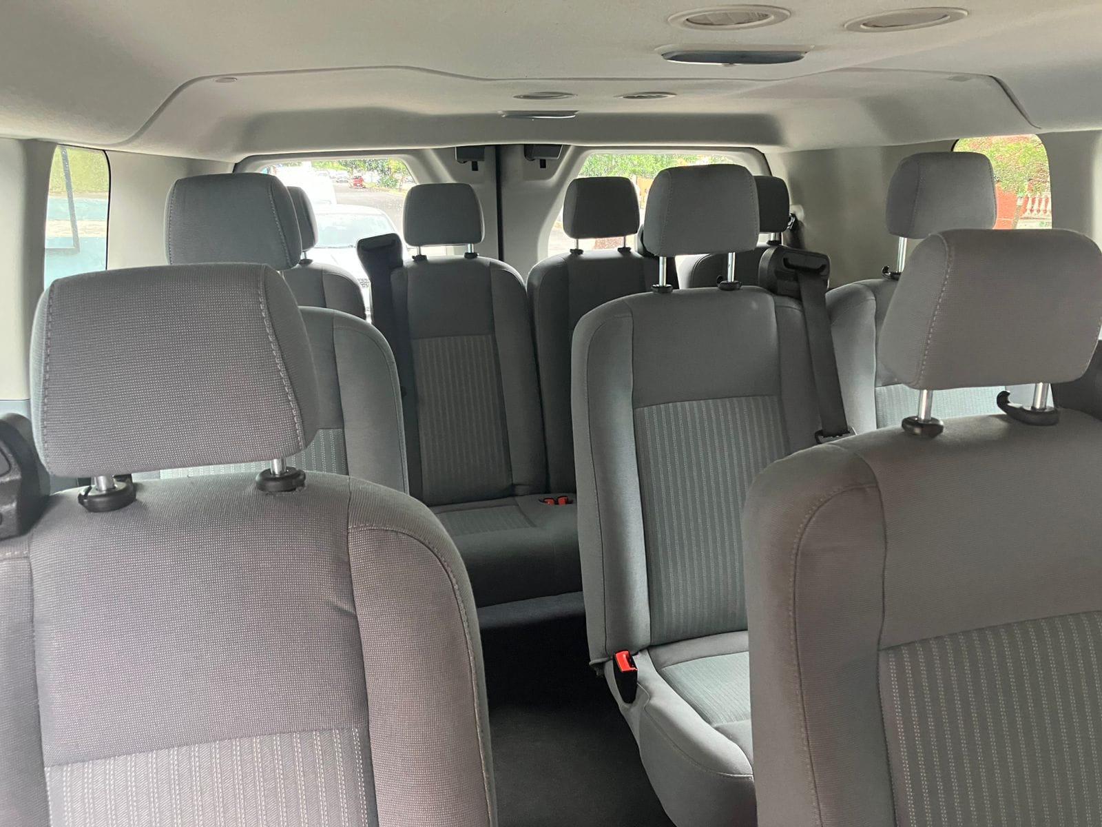 Ford Transit blanca, van de 15 pasajeros, vista exterior 3/4 frontal — foto 5