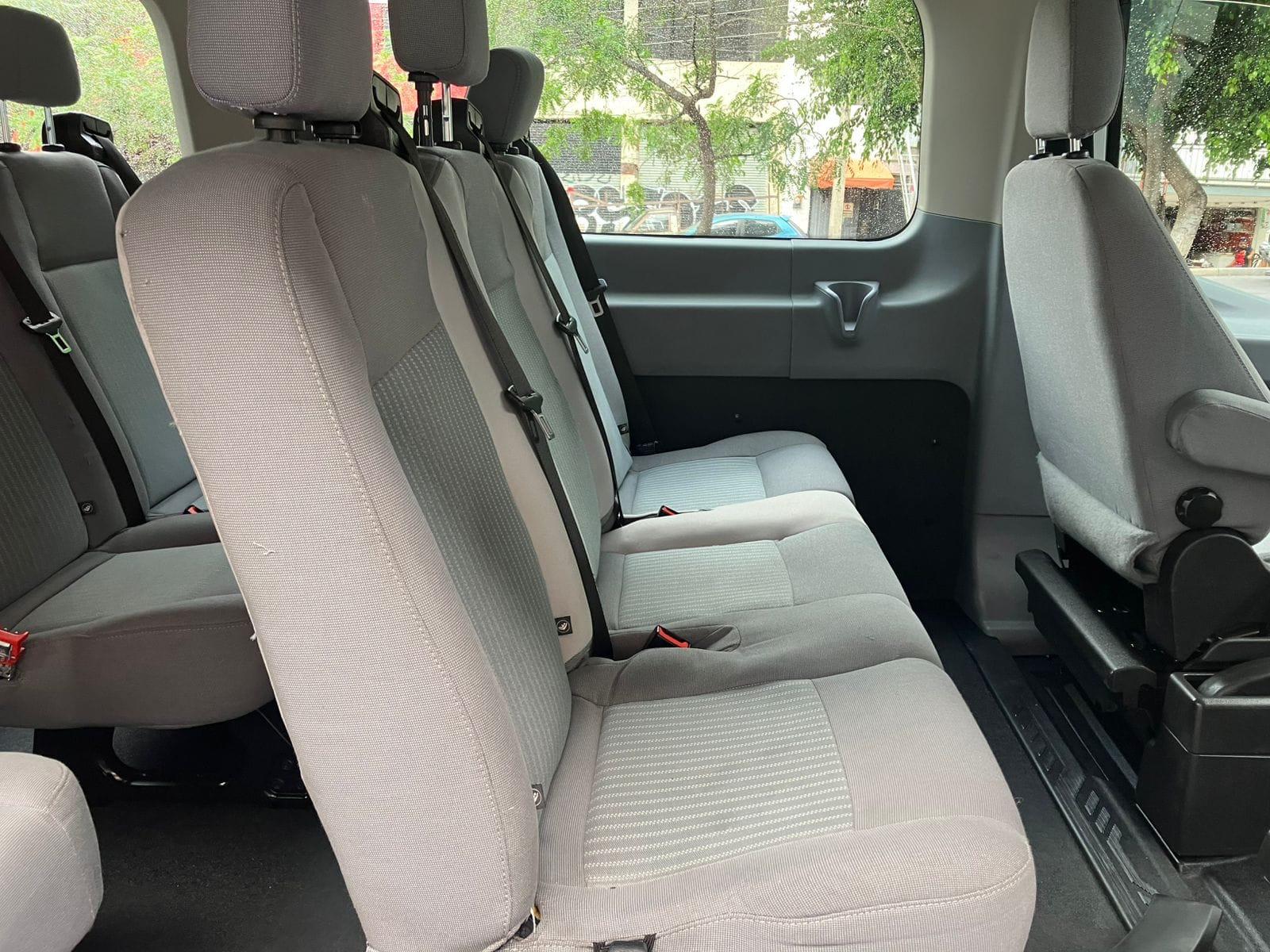 Ford Transit blanca, van de 15 pasajeros, vista exterior 3/4 frontal — foto 6