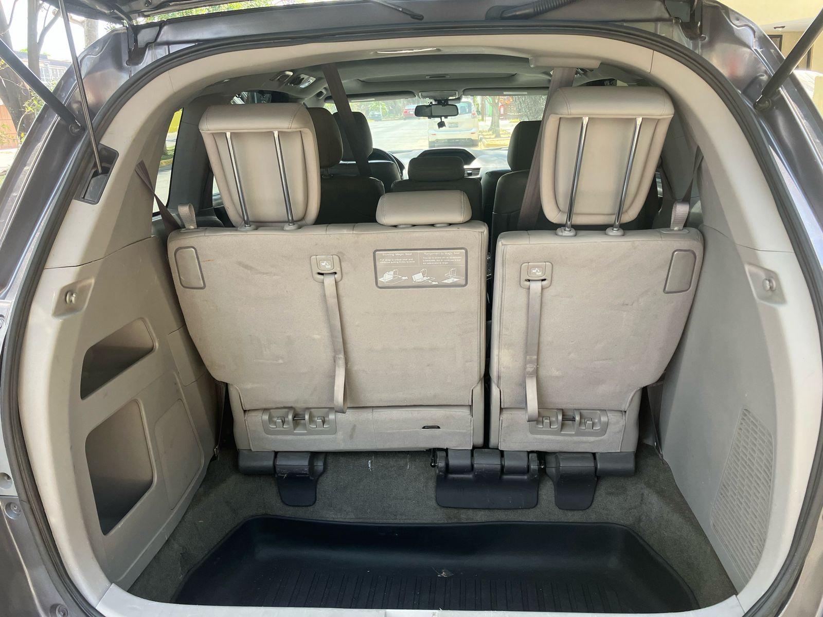 Honda Odyssey color gris, minivan familiar de 8 pasajeros con tres filas de asientos — foto 6