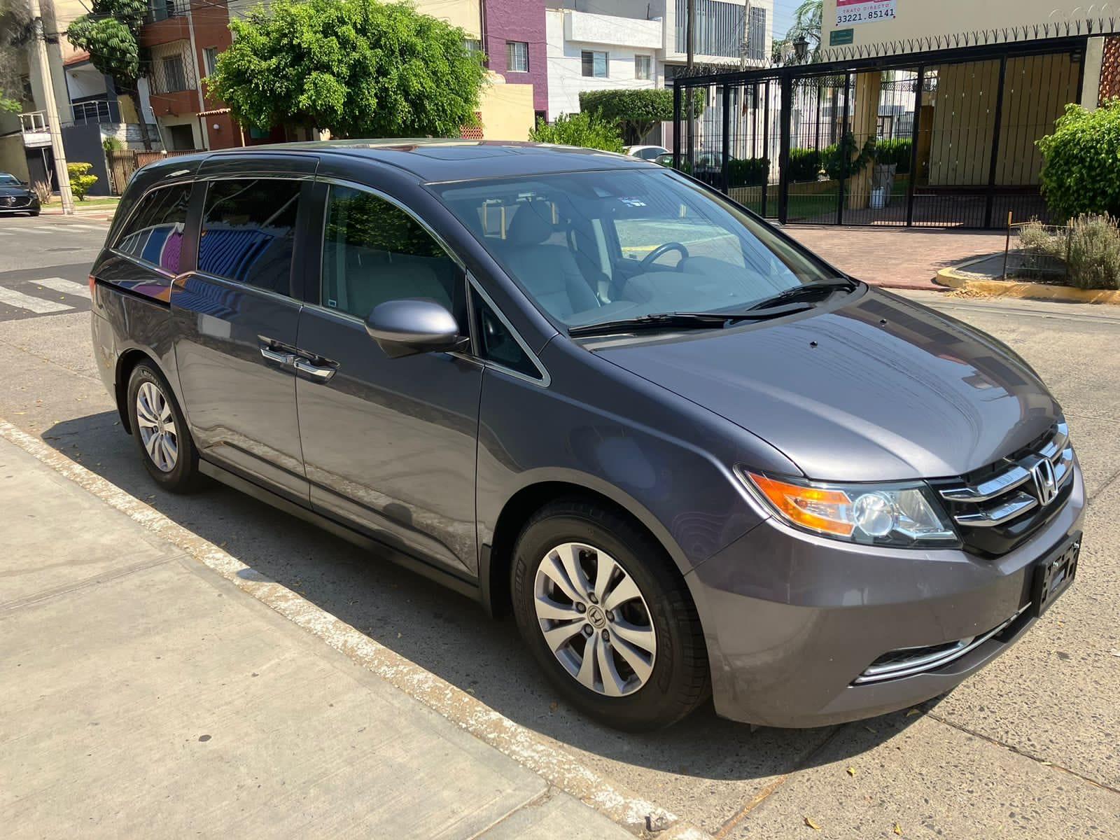 Honda Odyssey color gris, minivan familiar de 8 pasajeros con tres filas de asientos — foto 2