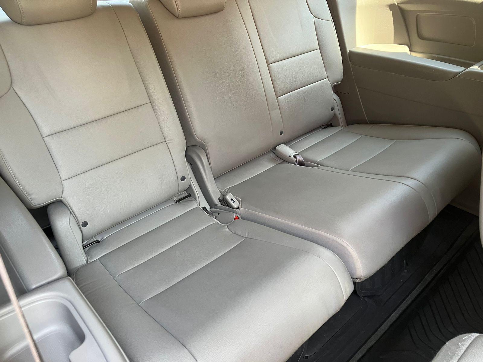 Honda Odyssey color gris, minivan familiar de 8 pasajeros con tres filas de asientos — foto 3