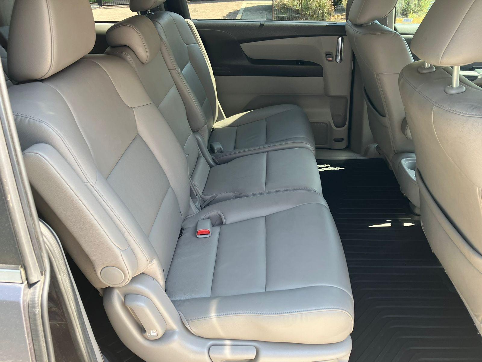 Honda Odyssey color gris, minivan familiar de 8 pasajeros con tres filas de asientos — foto 4