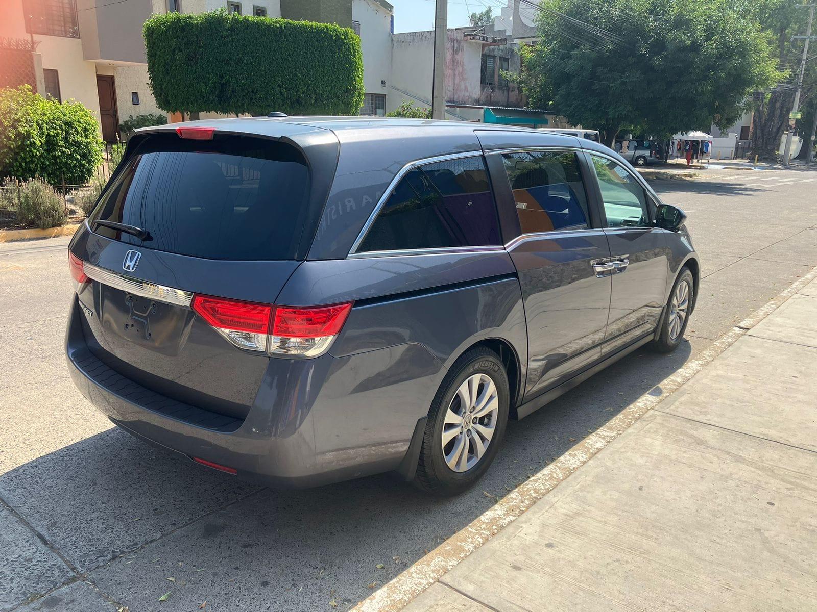 Honda Odyssey color gris, minivan familiar de 8 pasajeros con tres filas de asientos — foto 5