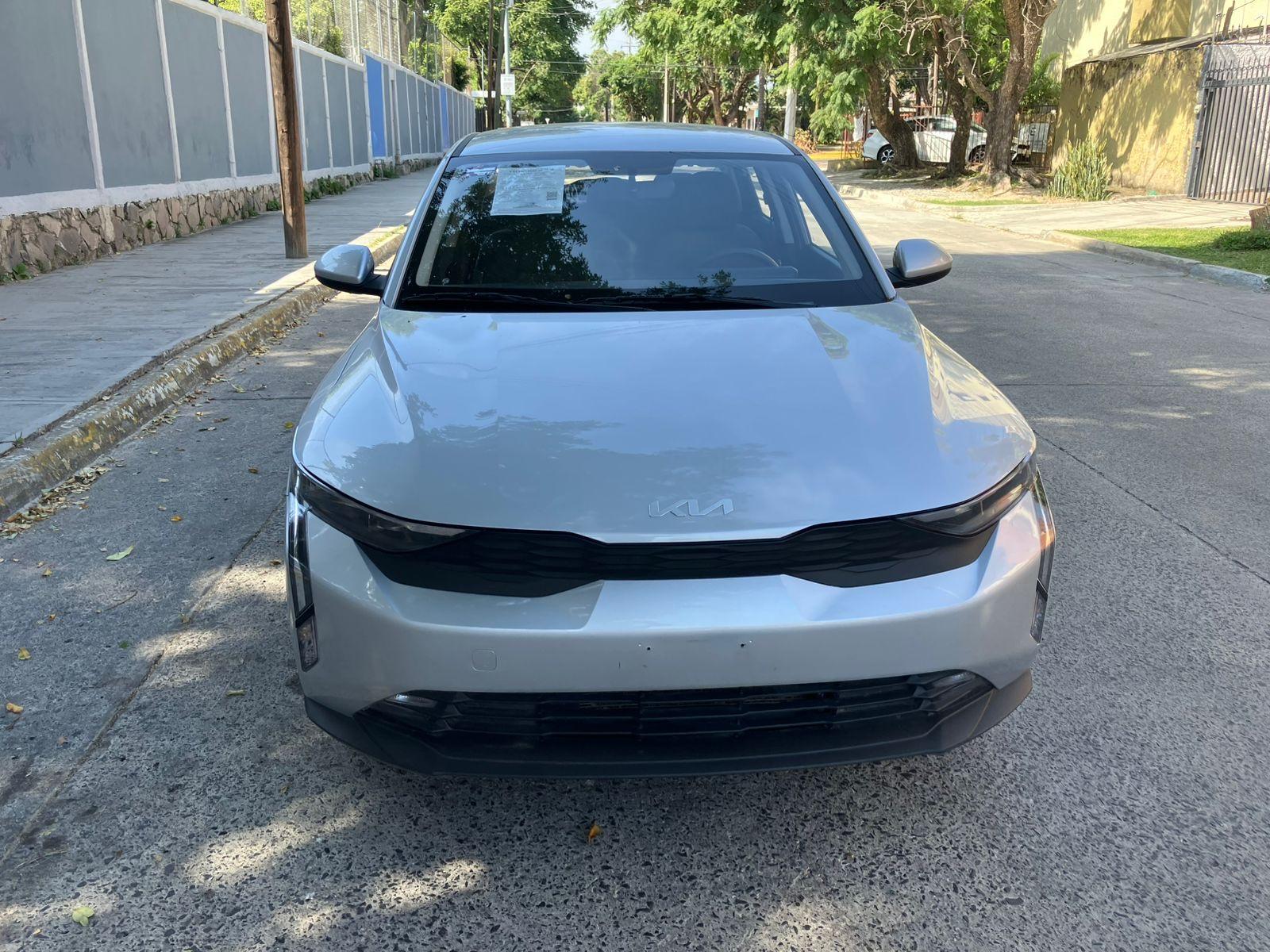 Kia K3, sedán mediano de 5 pasajeros, color gris claro — foto 2
