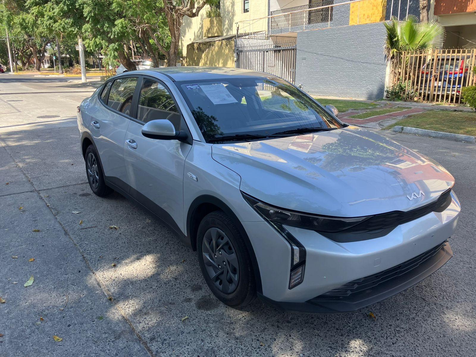 Kia K3, sedán mediano de 5 pasajeros, color gris claro — foto 3