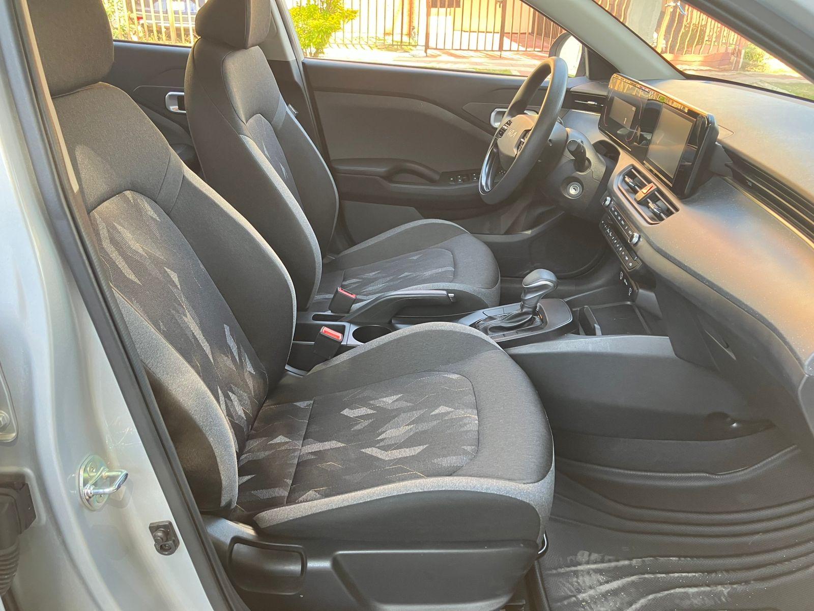 Kia K3, sedán mediano de 5 pasajeros, color gris claro — foto 4