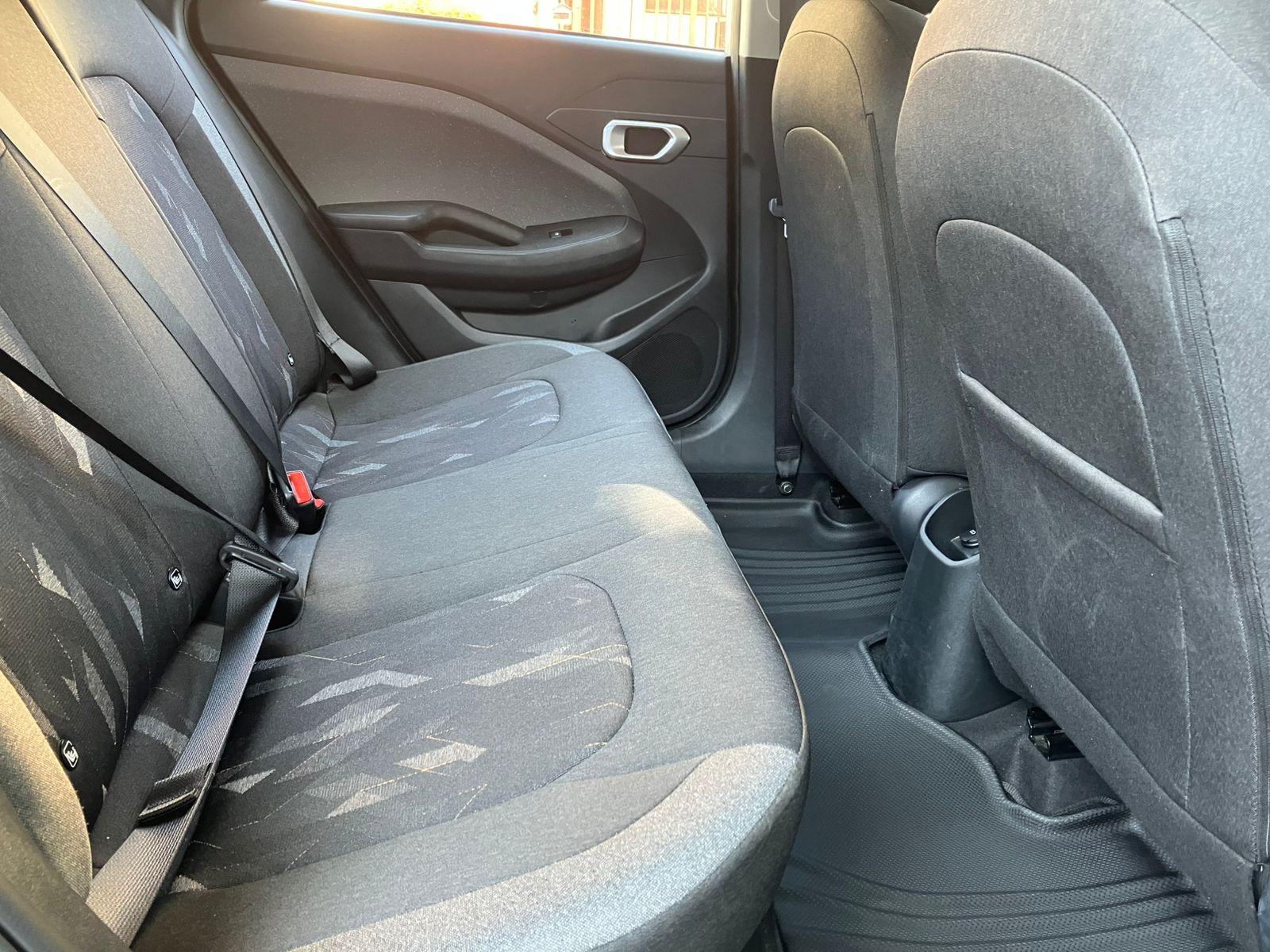 Kia K3, sedán mediano de 5 pasajeros, color gris claro — foto 5