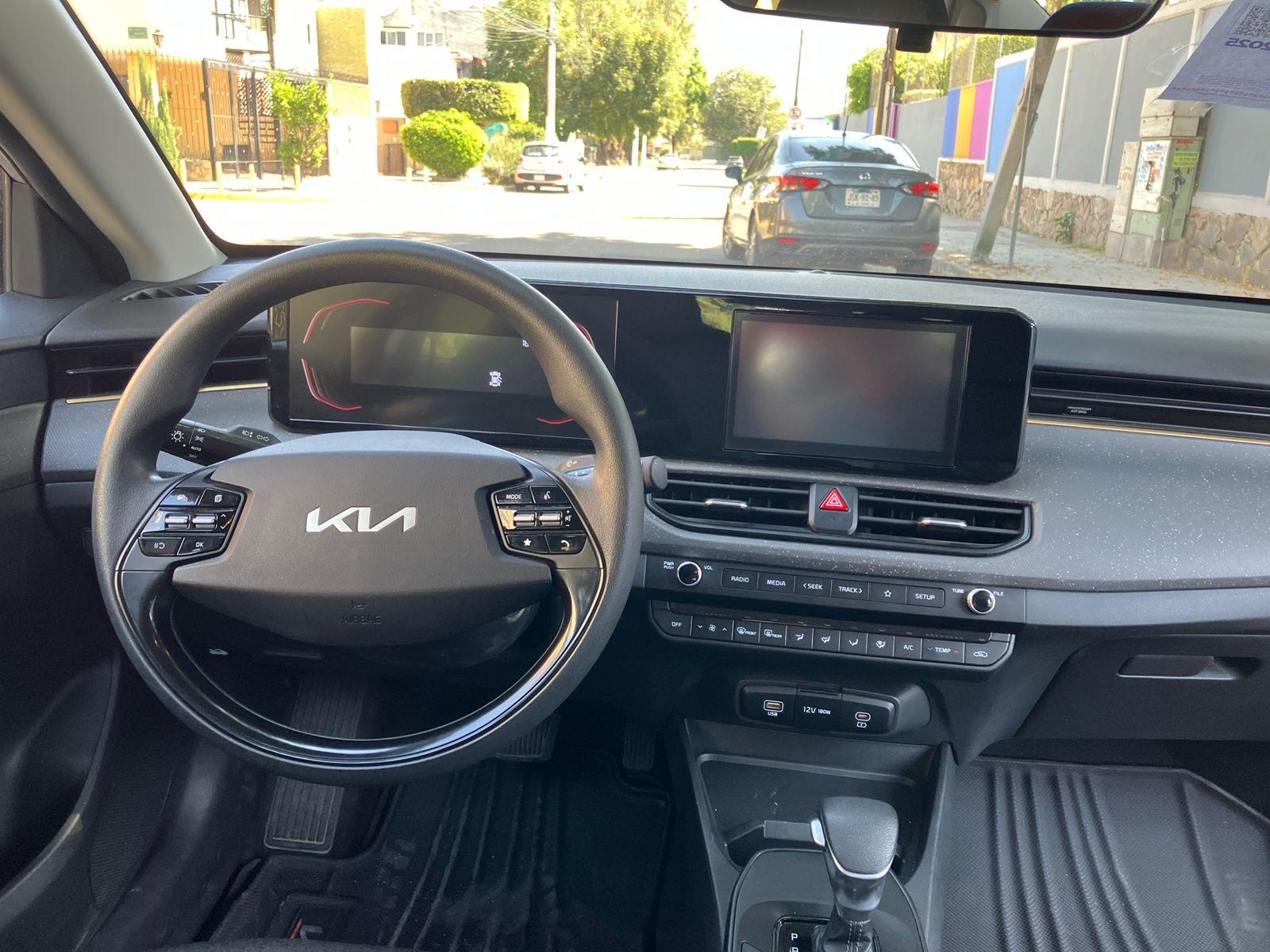 Kia K3, sedán mediano de 5 pasajeros, color gris claro — foto 6