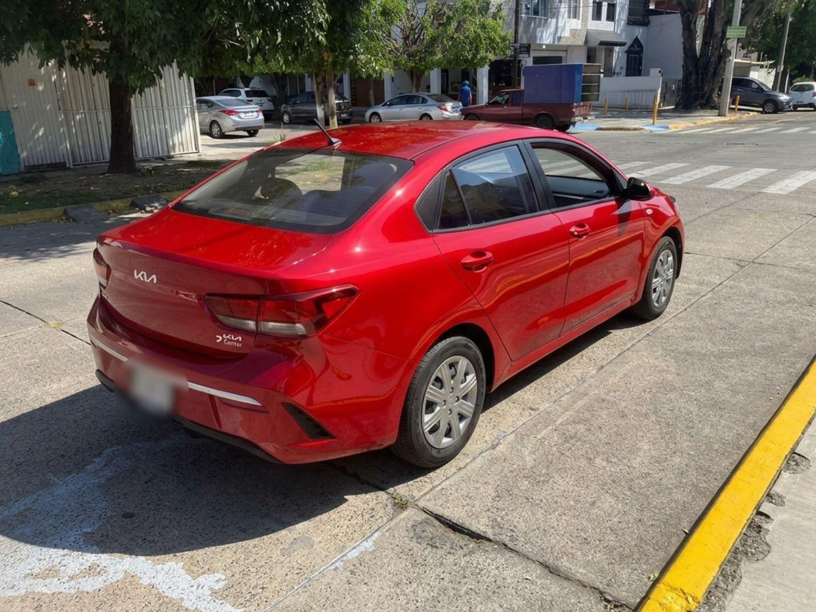 Kia Rio rojo, sedán compacto de 5 pasajeros — foto 4