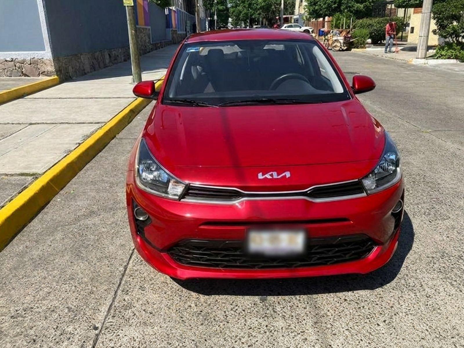 Kia Rio rojo, sedán compacto de 5 pasajeros — foto 2