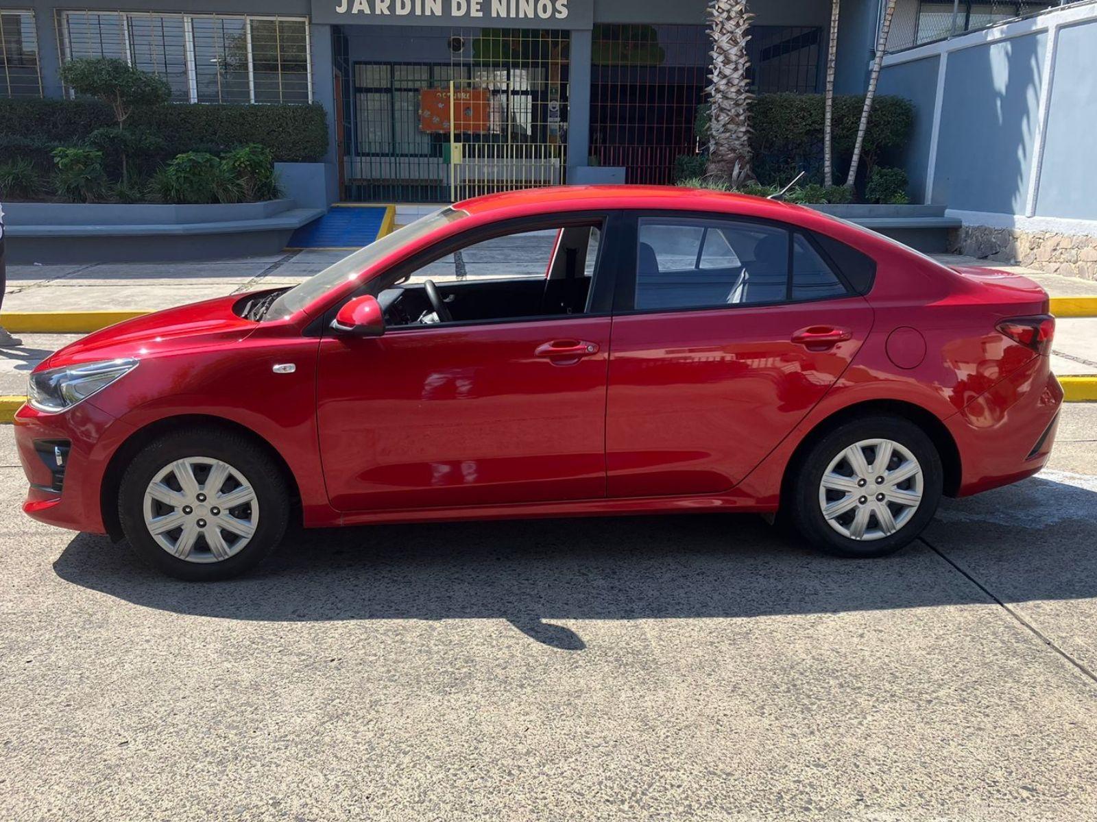 Kia Rio rojo, sedán compacto de 5 pasajeros — foto 3
