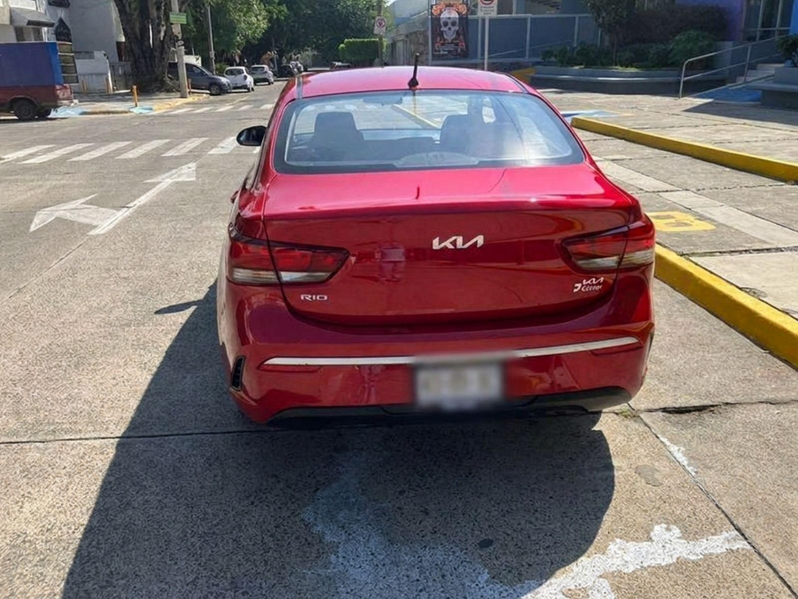 Kia Rio rojo, sedán compacto de 5 pasajeros — foto 5