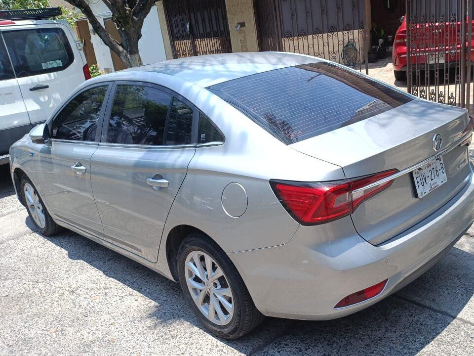 MG 5 color plata, sedán mediano de 5 pasajeros, vista lateral 3/4 frontal — foto 3