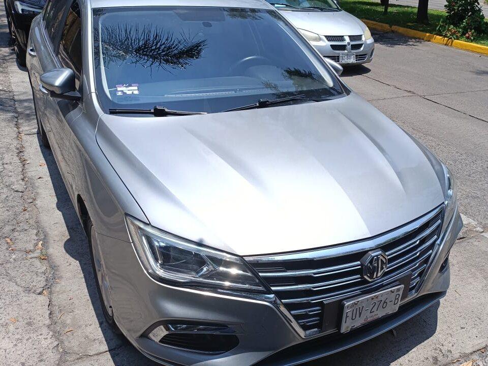MG 5 color plata, sedán mediano de 5 pasajeros, vista lateral 3/4 frontal — foto 2