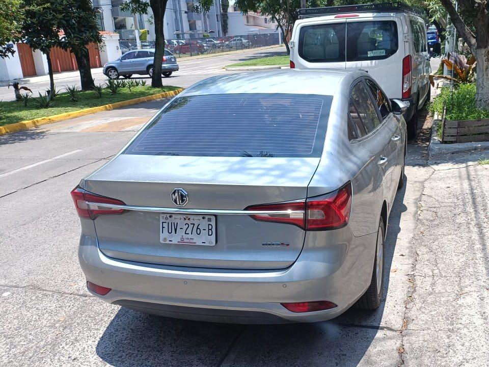 MG 5 color plata, sedán mediano de 5 pasajeros, vista lateral 3/4 frontal — foto 4