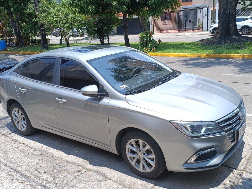 MG 5 color plata, sedán mediano de 5 pasajeros, vista lateral 3/4 frontal
